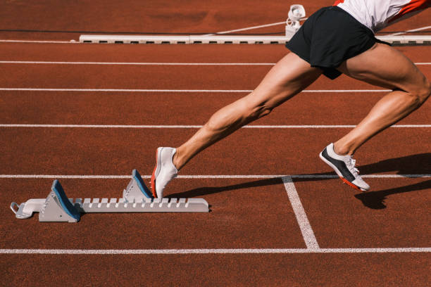 Athlète en position dans les starting-blocks